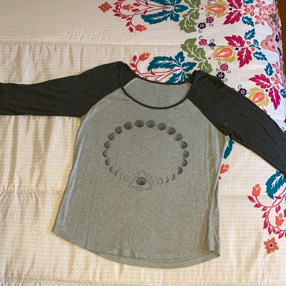 Tops - Moon Cycle 1/2 Length Sleeve Top in Light Gray & Dark Gray Size M
